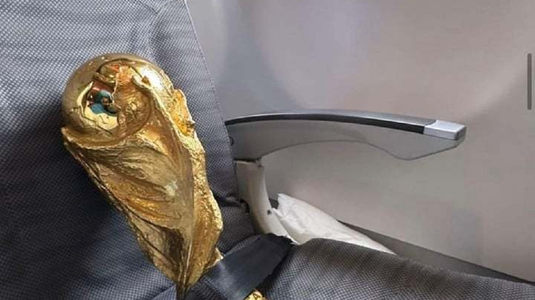 Cupa Mondială a avut locul său în avionul Argentinei şi a fost legată cu centura de siguranţă. Cât cântăreşte şi cât costă trofeul