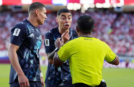 "Regula Vinicius" apare şi în Superliga. Cartonaş roşu pentru jucătorii care îşi acoperă gura când vorbesc. Ce alte reguli apar în noul sezon