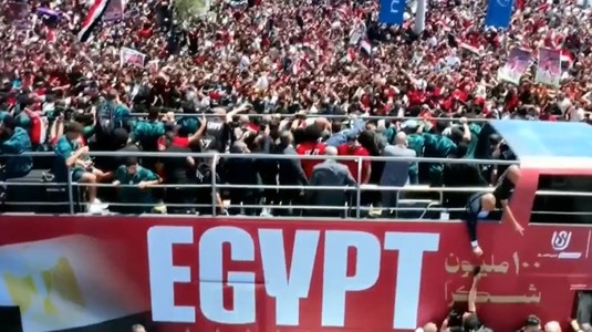Jucătorii naţionalei Egiptului, primiţi ca nişte eroi la revenirea acasă: "Ne-aţi făcut mândri!"