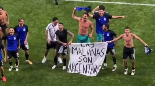 O "încălcare flagrantă" a regulamentului! FIFA, presată să deschidă o anchetă după bannerul afişat de Argentina după semifinala cu Anglia