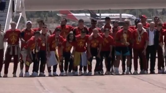 VIDEO | Campionii mondiali au aterizat la Madrid! Căpitanul Rodri a ţinut trofeul la coborârea din avion