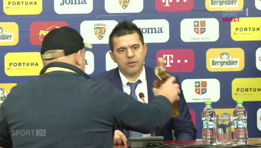VIDEO | Moment superb la conferinţa de presă! :) Cum a reacţionat Contra când a primit o sticlă de pălincă