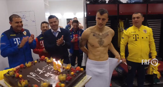 VIDEO | Chiricheş, sărbătorit în vestiarul naţionalei. A primit tortul chiar când ieşea de la duş :)