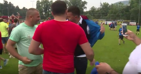 VIDEO | ”Tricolorii”, asaltaţi de fani după amicalul cu Chile. Un suporter i-a pupat mâna lui Contra şi apoi l-a dezbrăcat de geacă