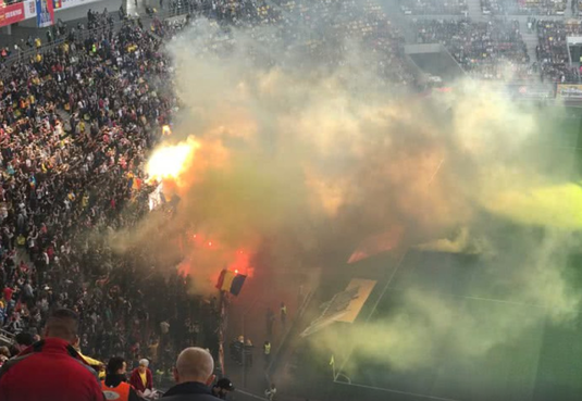 FOTO | Probleme pe Arena Naţională! Meciul România - Serbia a fost oprit. Ce suspendare putem primi