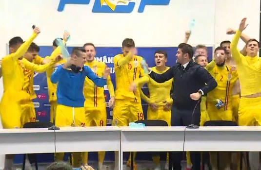 VIDEO | "Româniaaa, Româniaaaa!". Fotbaliştii naţionalei U21 au intrat peste Mutu la conferinţa de presă şi au făcut show: l-au udat cu apă, au cântat şi au dansat