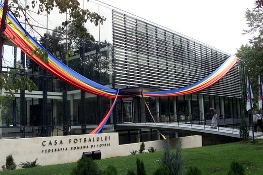 FOTO | FRF, în pline negocieri cu unul dintre posibilii selecţioneri! Maşina antrenorului a fost surprinsă la sediul federaţiei