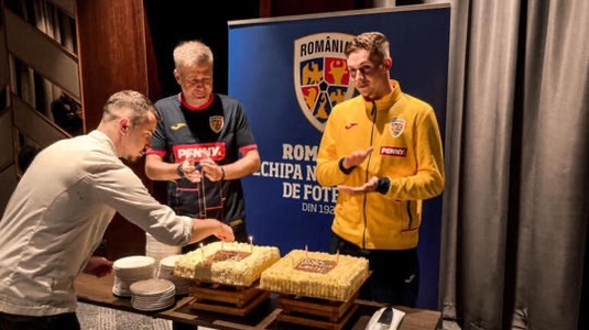 Selecţionerul Edi Iordănescu şi Louis Munteanu, sărbătoriţi în cantonamentul naţionalei după meciul cu Kosovo