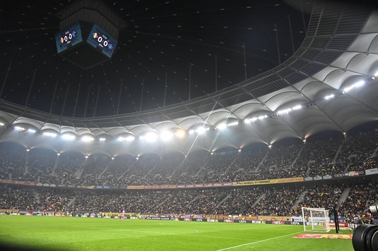 Ce făceau membrii grupului ”Uniţi sub Tricolor”, în momentul intonării imnului statului Kosovo. Reacţia ultraşilor români