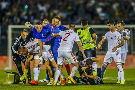 VIDEO | A început haosul, înainte de Albania - Serbia! Gazdele nu au uitat ”masacrul de la Belgrad” şi i-au înţepat pe rivali