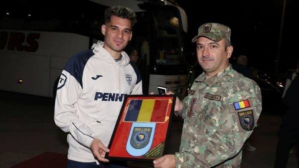 Vizită surpriză pentru tricolori în Bosnia! Ianis Hagi a primit drapelul naţional din partea comandantului batalionului EUFOR | VIDEO