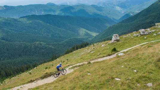Pregătiri intense pentru cea mai importantă competiţie de mountain-bike din România. Mâine începe Carpathian MTB Epic