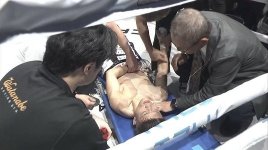 "Încearcă disperat să trăiască". Un boxer japonez, între viaţă şi moarte după un meci pentru un titlu IBF