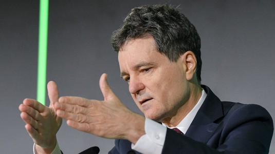 Prima reacţie după ce Nicuşor Dan a atacat "Legea Novak" la CCR: "Politicul nu are ce căuta în vestiar"