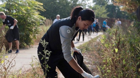 FOTO | Cristina Neagu a strâns gunoaiele din Delta Văcăreşti de Ziua internaţională a curăţeniei