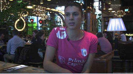VIDEO Eroina din Danemarca într-o ipostază aşa cum nu ai mai văzut-o. Denisa Dedu le-a pregătit colegelor sale un frappe :) 