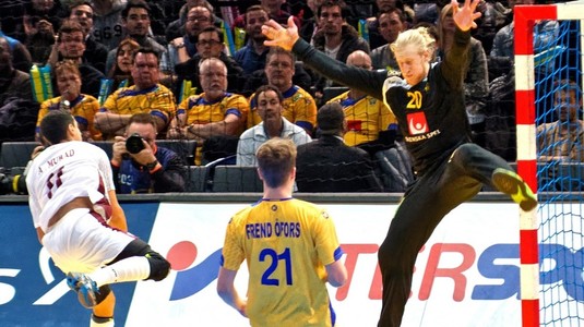 FOTO INEDIT | Portarul naţionalei de handbal a Suediei, infestat cu COVID19, iese pe balcon doar în costum de dinozaur