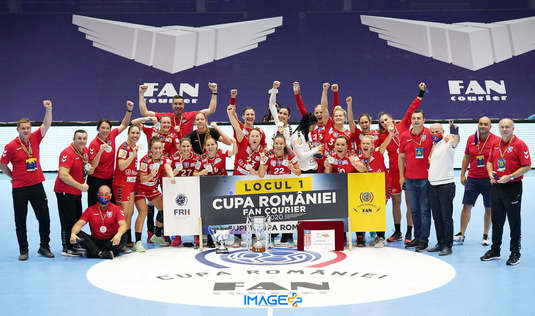 VIDEO | Handbal feminin: SCM Râmnicu Vâlcea a cucerit trofeul Cupei României, după o finală electrizantă împotriva rivalelor de la CSM Bucureşti