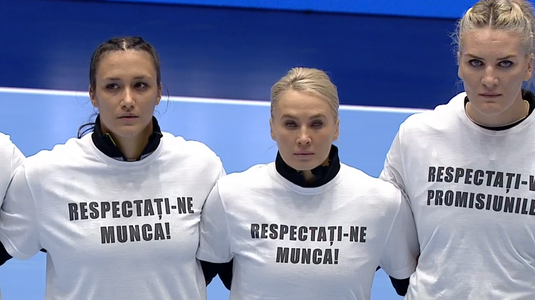 VIDEO | Tricouri cu mesaje speciale pentru "tigroaicele" de la CSM Bucureşti. Au ieşit cu ele pe parchet: "Respectaţi-ne munca!"
