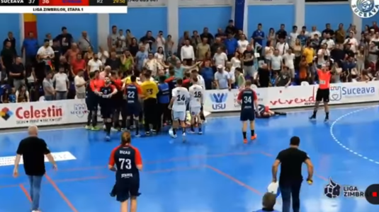 VIDEO | Incident incredibil la un meci de handbal din România! Jucătorul Stelei, la un pas să fie acidentat grav de un fan