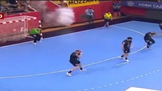 VIDEO | Sârbii şi-au dat din nou în petec! ”Grobari” lui Partizan au făcut haos la finala de handbal. O petardă a explodat lângă arbitru. Un român se afla pe teren