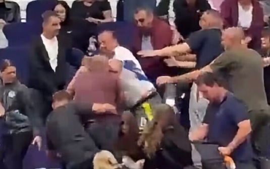 Ce măsură ar putea lua federaţia, după scenele incredibile de la un meci de handbal din România! Părinţii s-au luat la bătaie în tribune