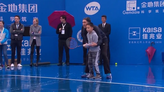 VIDEO | Finala Halep - Siniakova a fost amânată din cauza ploii, dar Simona a scos la joc un copil din tribune