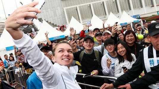 VIDEO | Întâlnire neaşteptată pentru Halep la Australian Open. Cu cine s-a fotografiat românca: "Nu ştii niciodată peste cine dai aici"