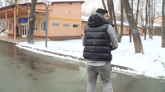 VIDEO | Cum a venit îmbrăcat Cristi Tănase la vizita medicală: "Aşa e modelul"