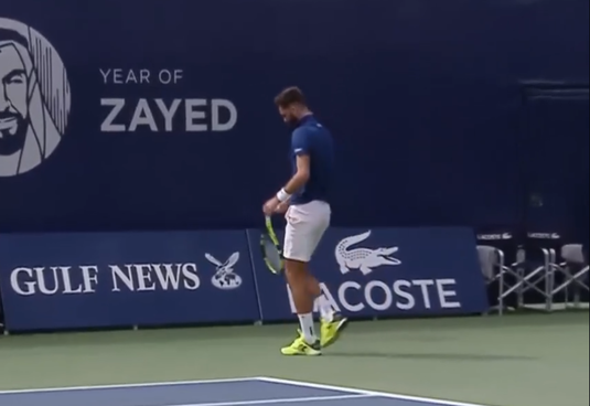 VIDEO | Moment amuzant la turneul de tenis de la Dubai! Benoît Paire a vrut să returneze o minge, dar a rămas cu mânerul în mână