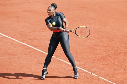 Serena Williams, în "catsuit", câştigă primul meci la un Grand Slam după ce a născut