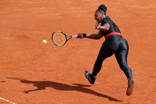 Serena Williams a învins-o pe Barty şi s-a calificat în turul trei la Roland Garros