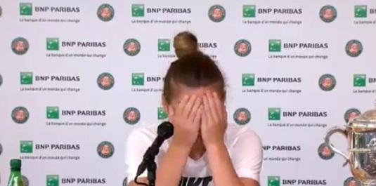 VIDEO | Halep, pusă pe glume la conferinţa de presă. Cum a reacţionat când a văzut câţi jurnalişti sunt în sală