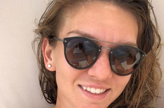 FOTO | A venit vremea relaxării! Simona Halep, selfie la piscină în costum de baie