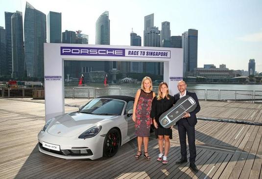 FOTO | Cât costă bolidul Porsche 718 Boxster primit de Halep la Singapore