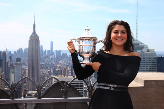 FOTO | Au transformat-o în luptătoare. :) Bianca Andreescu a primit o centură din partea WWE după ce a câştigat turneul de la US Open