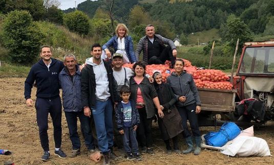 FOTO | Imagini spectaculoase cu Novak Djokovic. Sârbul a ieşit la cules cartofi