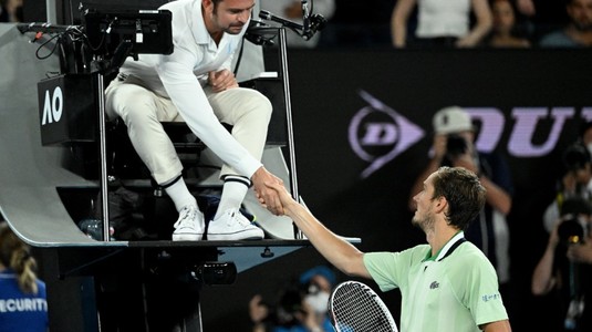 Daniil Medvedev l-a învins pe Stefanos Tsitsipas şi s-a calificat în finală la Australian Open. Rusul, scandal uriaş cu arbitrul de scaun: "Eşti prost?"