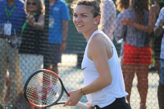 FOTO | Simona Halep, lovită puternic cu mingea de Serena Williams în timpul unui meci demonstrativ. Reacţia americancei