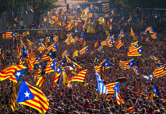 Minute de linişte şi scandări de "Libertate" la meciul de baschet Barcelona - Olympiacos, pentru liderii separatişti catalani