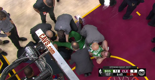 VIDEO | Accidentare ŞOCANTĂ în NBA! Şi-a fracturat glezna şi a fost dus direct la spital