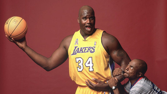 VIDEO | Cât tupeu să ai să-i arunci lui Shaquille O'Neal un curcan în cap?