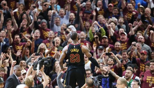 VIDEO | "King" James, meci magnific: 44 de puncte, capac şi aruncare decisive! Cleveland a preluat conducerea cu Indiana