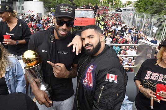Sute de mii de persoane pe străzile din Toronto la parada echipei Raptors, campioana NBA