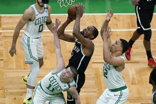 Un fan din NBA a fost suspendat pe viaţă şi reţinut, după ce a încercat să îi lovească pe jucătorii lui Brooklyn Nets cu o sticlă