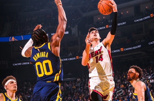 VIDEO NBA | Golden State Warriors, eşec pe teren propriu cu Miami Heat. Curry si Thompson, din nou modeşti. Californienii, bilanţ negativ în Vest