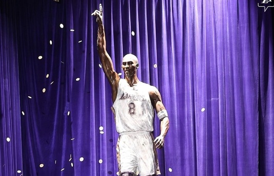 LA Lakers a dezvelit prima dintre cele trei statui ale lui Kobe Bryant. Ipostază istorică pentru fostul star din NBA | VIDEO