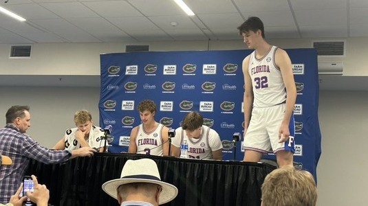 VIDEO | La doar 19 ani şi 2,36 metri înălţime, Olivier Rioux intră în istorie: cel mai înalt baschetbalist din NCAA