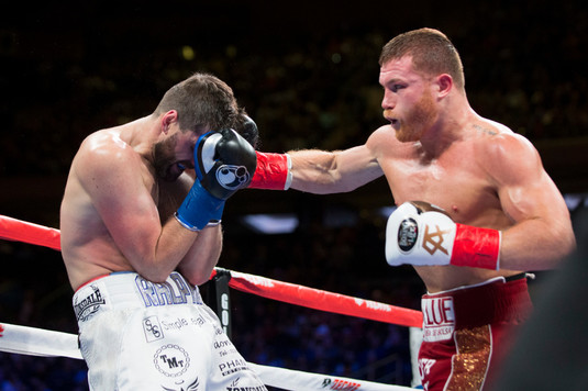 VIDEO | Saul ”Canelo” Alvarez l-a distrus pe Rocky Fielding! Mexicanul devine triplu campion mondial