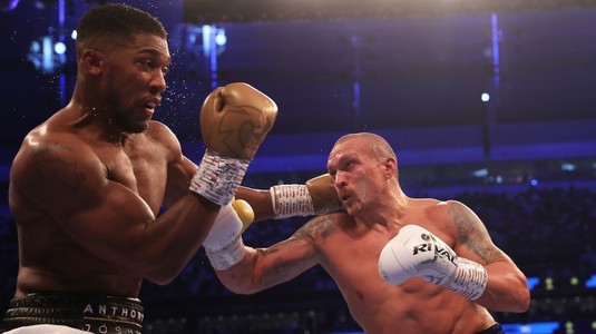 Oleksandr Usik şi-a păstrat centurile IBF, WBA şi WBO la categoria grea, după ce a câştigat revanşa cu Anthony Joshua. El a primit încurajări şi de la Zelenski
